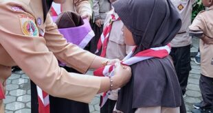 SD Negeri Klapasawit Kukuhkan Anggota Pramuka Siaga Baru pada Peringatan World Scarf Day