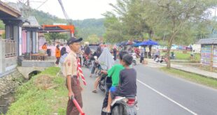 Pramuka Kwarran Purwojati Bantu Pengaturan Lalu Lintas Saat Pembagian Takjil di Sekitar Posko APP KBL