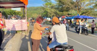 Semangat Berbagi di Ramadan, Pramuli Kwarran Purwojati Tebar Takjil di Sekitar Posko APP KBL