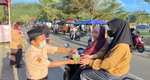 Kolaborasi Penuh Kepedulian, Ka Mabiran Harian dan Ka Kwarran Turun Langsung dalam Pembagian Takjil
