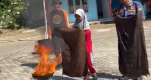 Edukasi Sejak Dini, Pramuli Kwarran Purwojati Bersama Damkar Banyumas Gelar Sosialisasi Tanggap Kebakaran di SDN Karangtalun Lor